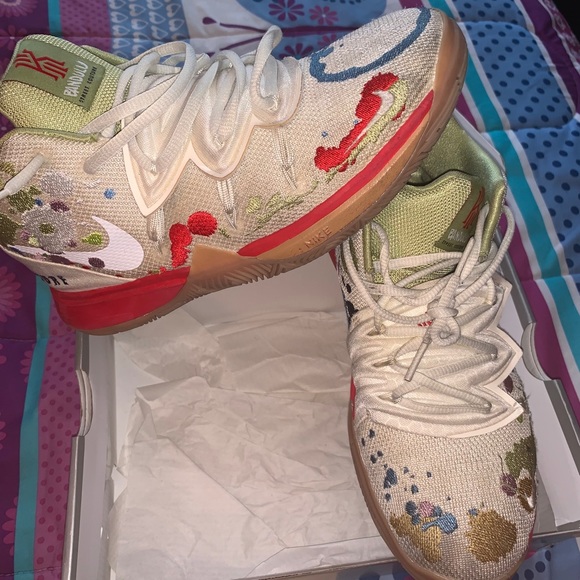 Very worn Kyrie Irving Bandalu sneaker size 6.5y - Picture 5 of 7